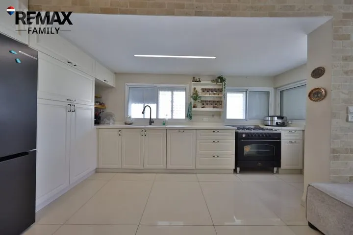 דירה 4 חדרים למכירה בהרב עוזיאל 24, קרית מוצקין — תמונה 2