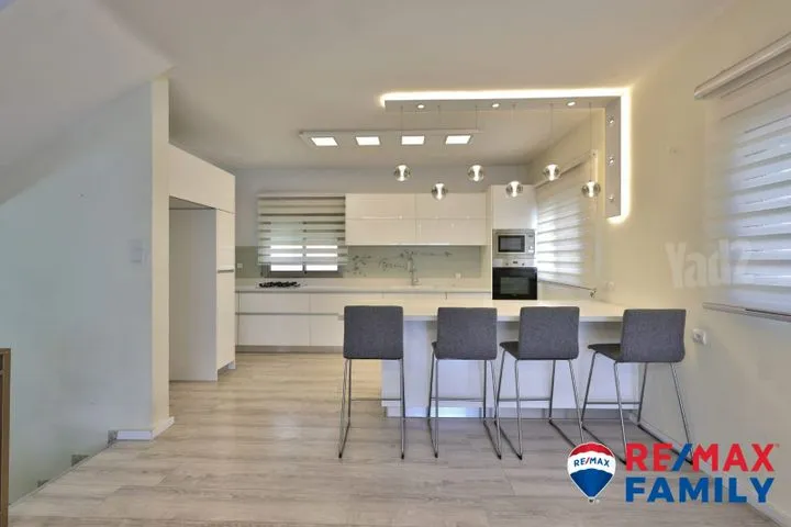 דו משפחתי 5 חדרים למכירה בהגפן, קרית ביאליק — תמונה 1