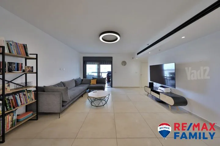 דירה 5 חדרים למכירה בנעמי שמר, קרית ביאליק — תמונה 2