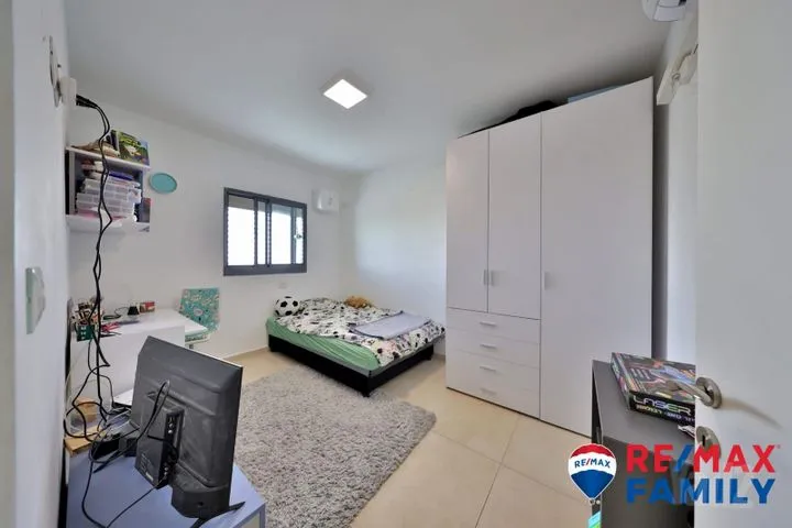 דירה 5 חדרים למכירה בנעמי שמר, קרית ביאליק — תמונה 4