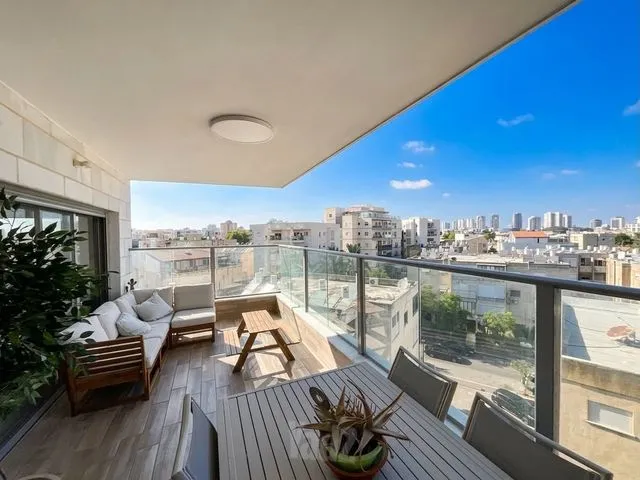 דירה בדן 18, קרית ביאליק