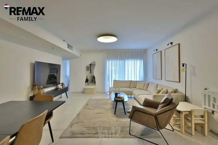 דירה 5 חדרים למכירה בנעמי שמר 12, קרית ביאליק — תמונה 1
