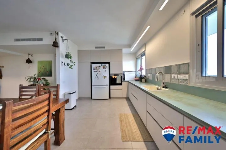 גג/ פנטהאוז 5 חדרים למכירה באהוד מנור 11, קרית ביאליק — תמונה 3