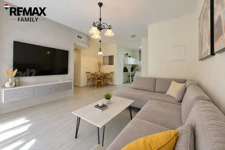 דירה 4 חדרים למכירה בחרובים, קרית ביאליק — תמונה 2