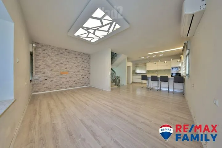 דו משפחתי 5 חדרים למכירה בהגפן, קרית ביאליק — תמונה 4