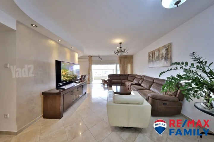 דירה 4 חדרים למכירה בשדרות בן גוריון, קרית מוצקין — תמונה 1