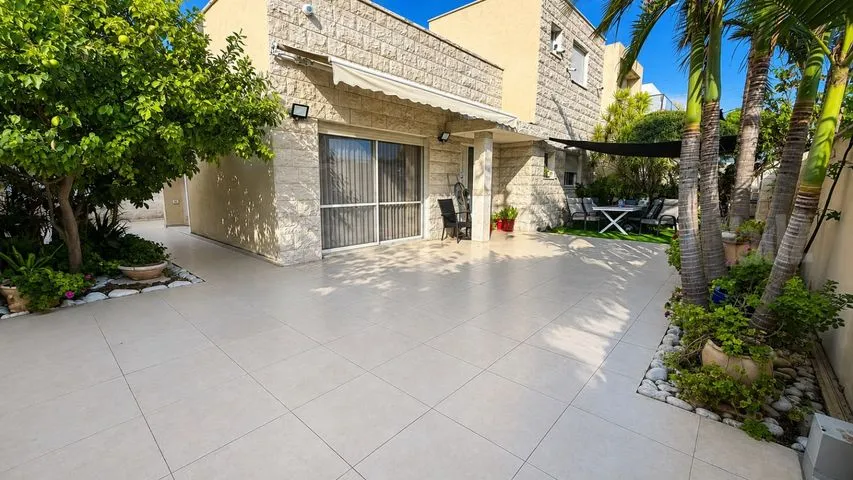 בית פרטי/ קוטג' 6 חדרים למכירה בג'ורג' לנדאור, קרית ביאליק — תמונה 1
