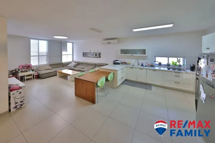 דופלקס 5 חדרים למכירה בהגדוד העברי, קרית חיים — תמונה 1