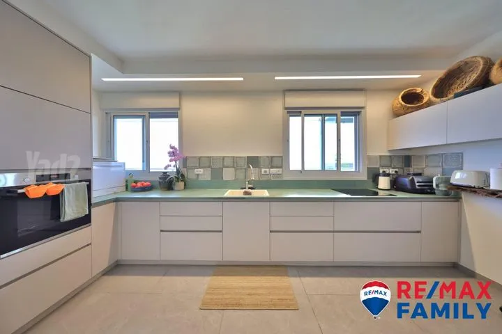 גג/ פנטהאוז 5 חדרים למכירה באהוד מנור 11, קרית ביאליק — תמונה 2
