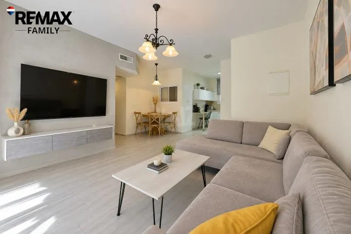 דירה 4 חדרים למכירה בחרובים, קרית ביאליק — תמונה 2