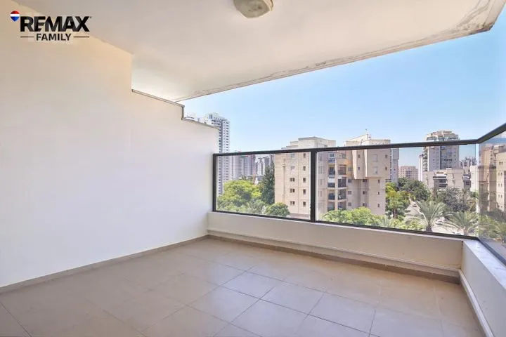 דירה 5 חדרים למכירה במנחם בגין 12, קרית מוצקין — תמונה 8