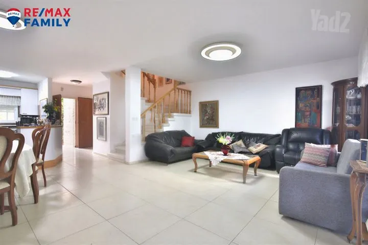 בית פרטי/ קוטג' 5 חדרים למכירה בחרובים 4, קרית ביאליק — תמונה 2