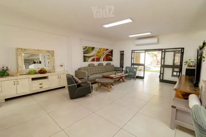 בית פרטי/ קוטג' 6 חדרים למכירה ברקפות, קרית ביאליק — תמונה 2