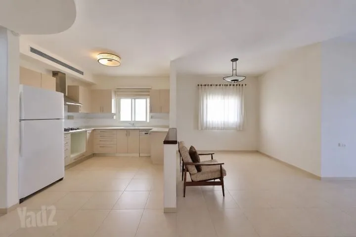 דירה 4 חדרים למכירה בשדרות ירושלים 21, קרית ביאליק — תמונה 2
