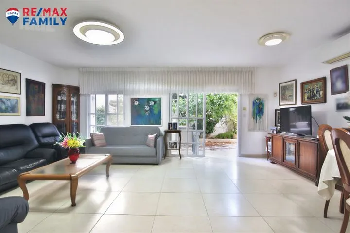 בית פרטי/ קוטג' 5 חדרים למכירה בחרובים 4, קרית ביאליק — תמונה 1