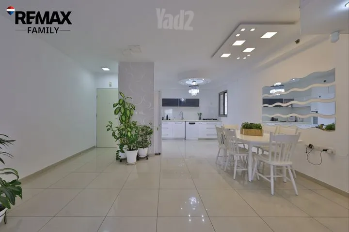דירה 5 חדרים למכירה במנחם בגין 35, קרית מוצקין — תמונה 2