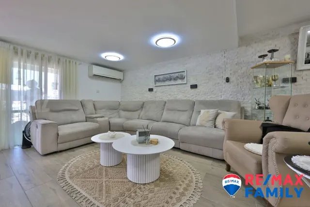 דו משפחתי בהאורנים 29, רכסים