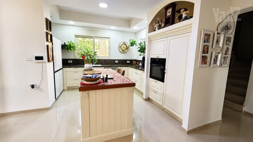 בית פרטי/ קוטג' 6 חדרים למכירה בג'ורג' לנדאור, קרית ביאליק — תמונה 4