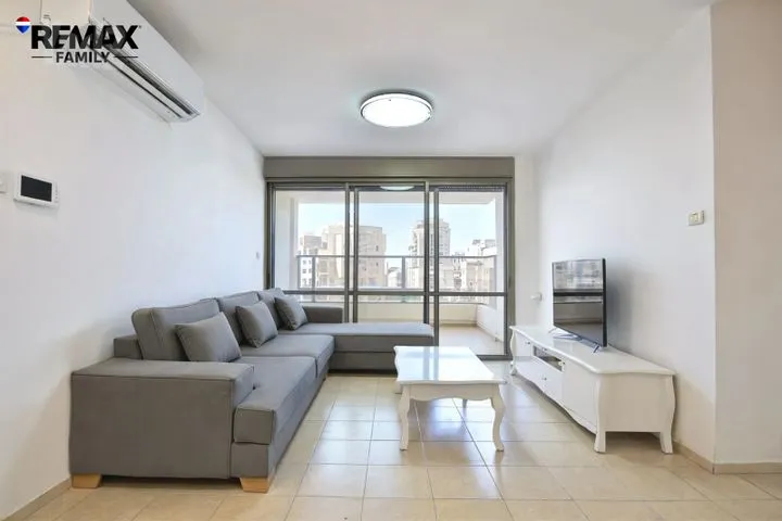 דירה 5 חדרים למכירה במנחם בגין 12, קרית מוצקין — תמונה 1