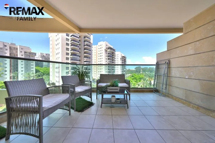 דירה 5 חדרים למכירה במנחם בגין 35, קרית מוצקין — תמונה 1