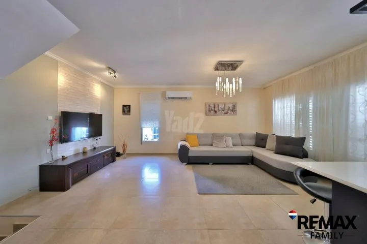 דירה 3 חדרים למכירה במנחם בגין 6, קרית מוצקין — תמונה 1