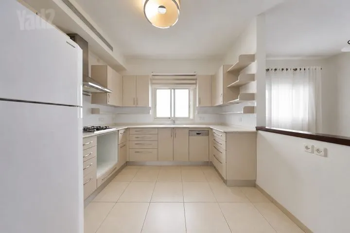 דירה 4 חדרים למכירה בשדרות ירושלים 21, קרית ביאליק — תמונה 3